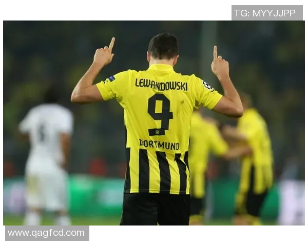 莱万在欧冠赛场火力全开10场12球领跑射手榜金靴稳稳在握